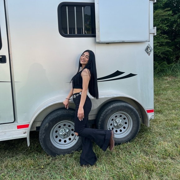 Meet your Posher, Fernanda - Picture 1 of 1